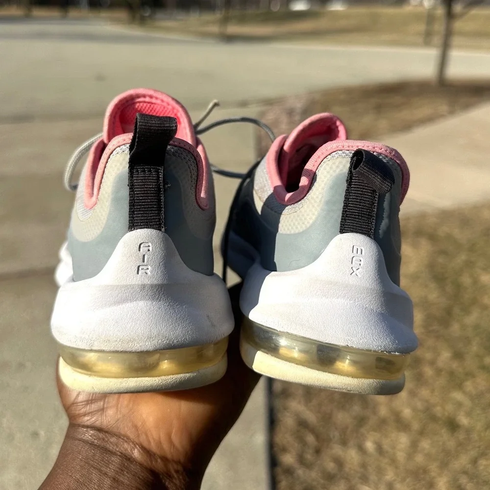 Nike Air Max Axis Little Girl Sneakers Size‎ 2.5Y Gray